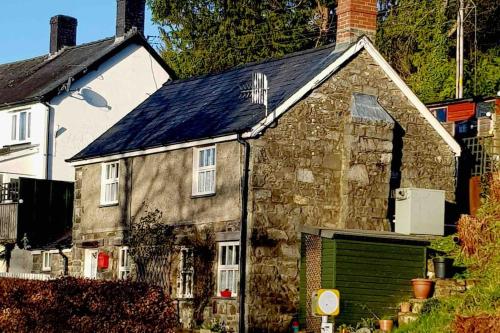 Isallt Cosy Cottage. Dogs Welcome. Superking & Double Bed. Log Burner. Peaceful Village Location