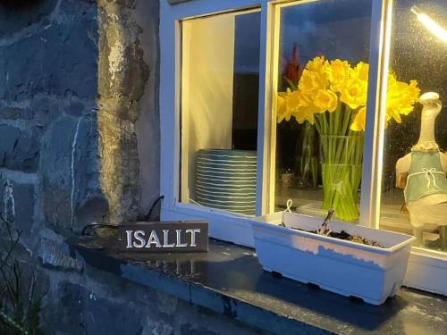 Isallt Cosy Cottage. Dogs Welcome. Superking & Double Bed. Log Burner. Peaceful Village Location