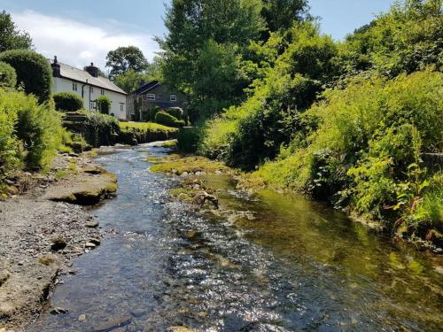 Isallt Cosy Cottage. Dogs Welcome. Superking & Double Bed. Log Burner. Peaceful Village Location