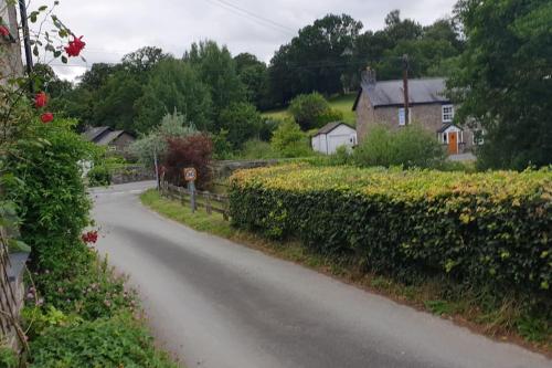 Isallt Cosy Cottage. Dogs Welcome. Superking & Double Bed. Log Burner. Peaceful Village Location