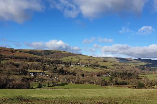 Isallt Cosy Cottage. Dogs Welcome. Superking & Double Bed. Log Burner. Peaceful Village Location