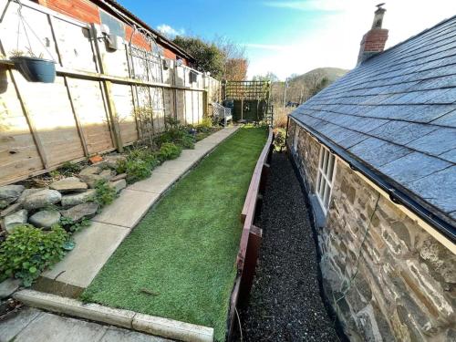 Isallt Cosy Cottage. Dogs Welcome. Superking & Double Bed. Log Burner. Peaceful Village Location