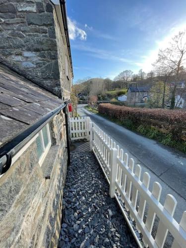 Isallt Cosy Cottage. Dogs Welcome. Superking & Double Bed. Log Burner. Peaceful Village Location