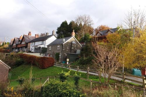 Isallt Cosy Cottage. Dogs Welcome. Superking & Double Bed. Log Burner. Peaceful Village Location