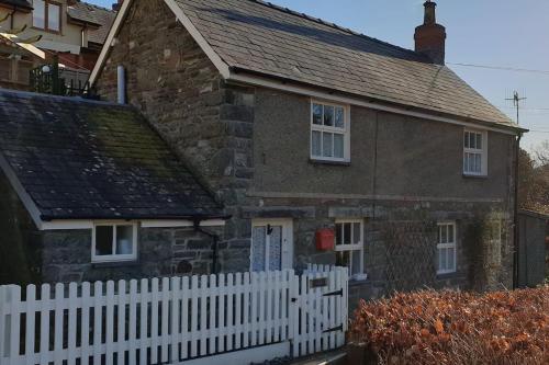 Isallt Cosy Cottage. Dogs Welcome. Superking & Double Bed. Log Burner. Peaceful Village Location