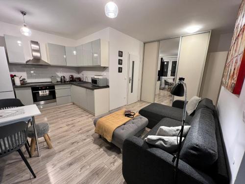 Cozinha, BL - The Apartment Lenka, 24hr Self Check-in, Free Private Parking, Balcony with Mountain View, 5 mi in Banska Bystrica