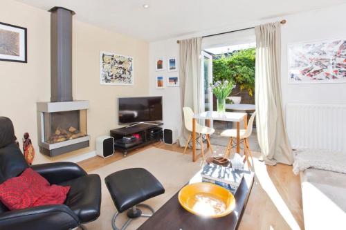 Walking distance to racecourse and city centre