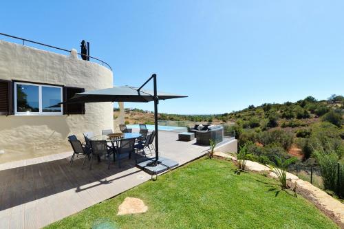 Tower Villa w Infinity Pool in Arretorta