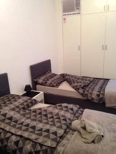 2 twin beds