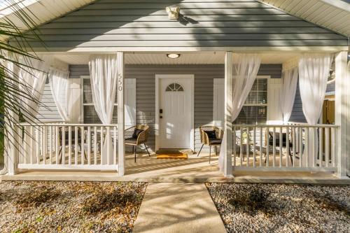 Boho Bungalow - Chic Pet Friendly Mins to Town