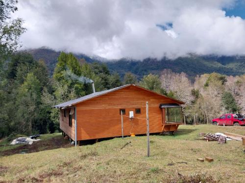 Cabaña a orilla del río Liucura