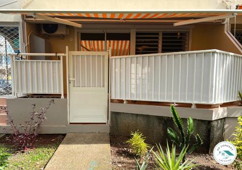 Entree, Studio situé à 30 mètres de la plage Anse à l'âne (Studio situe a 30 metres de la plage Anse a l'ane) in Les Trois Ilets