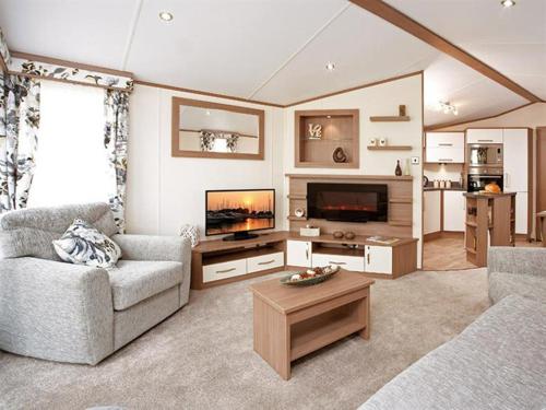 Family Breaks At Rockley Park With Prosecco And A Box Of Chocolates On Arrival - Poole