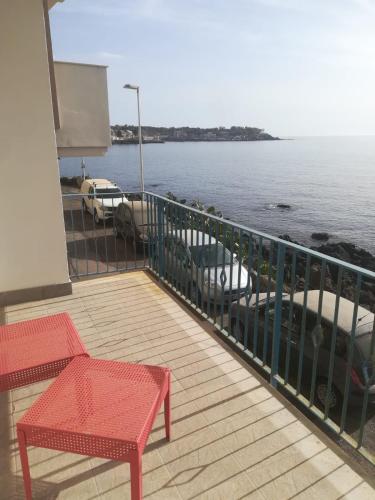  CASA VACANZE MOON SEA HOUSE FRONTE MARE ACI TREZZa in Aci Trezza