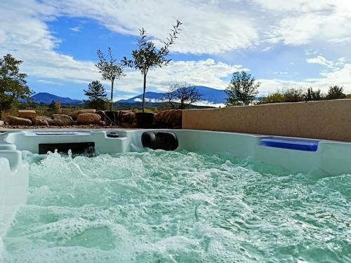 Gîte de charme avec jacuzzi face au Mont Ventoux - Location saisonnière - Crestet