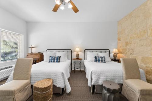 2 queen beds