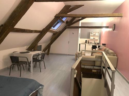 . Chablis: grand studio en plein centre ville