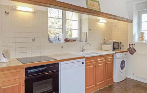 virtuve, Lovely Home In Vaudoy-En-Brie With Wifi in Vaudoy-en-Brie