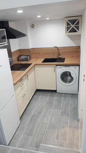 Kitchen, gite sous l'olivier in Redon