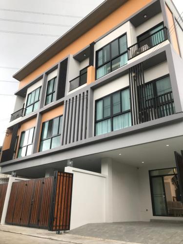 Brand new Townhouse in Huai Khwang W/ 4 king Beds