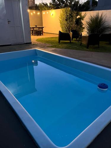 Casa con pileta cochera y quincho 1300m de la playa in Barrio Los Pinares