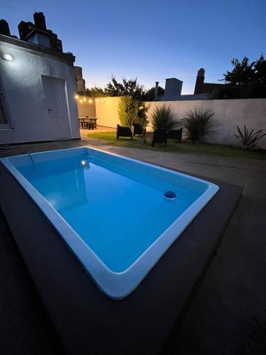 Casa con pileta cochera y quincho 1300m de la playa in Barrio Los Pinares