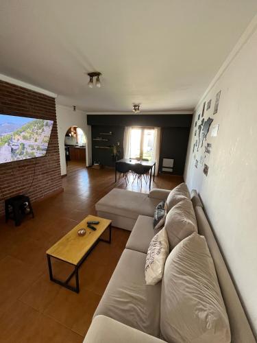 Casa con pileta cochera y quincho 1300m de la playa in Barrio Los Pinares