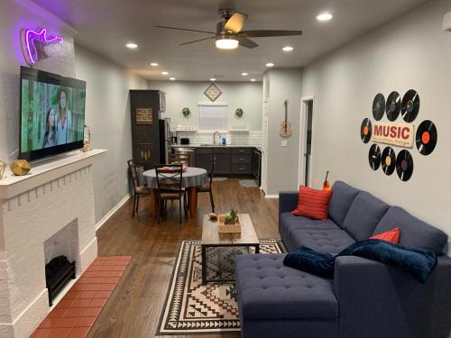 B&B Chickasha - Rock & Roll House, Fiber Internet, ROKU TV, Washer & Dryer, by DT Chickasha & Leg Lamp! - Bed and Breakfast Chickasha