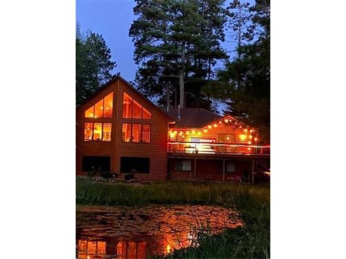 Large Log Home on Lake with Hot Tub in Cross Lake, USA