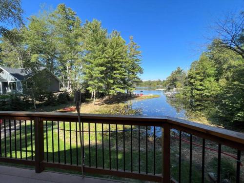 Large Log Home on Lake with Hot Tub in Cross Lake, USA