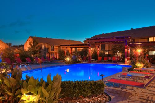OU Sooner, Pool & Gym, BBQ, Netflix, 100mb Internet, LG Washer & Dryer, Close to OU! thumb 3