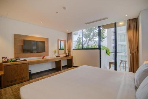 Deluxe Double or Twin with Balcony and City View image 7