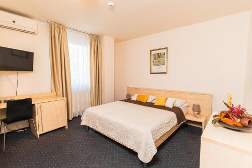 Hotel Pacific - image 12