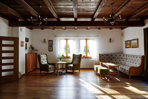 Koplietošanas atpūtas telpa ar TV, Agroturystyka Akacjowe Zacisze- pokoje ze śniadaniami, sauna, balia, tarasy wśród drzew, slow life (Agroturystyka Akacjowe Zacisze- pokoje ze sniadaniami, sauna, balia, tarasy wsrod drzew, slow life) in Ropienka