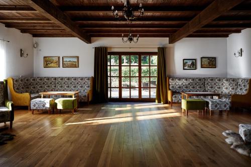 Koplietošanas atpūtas telpa ar TV, Agroturystyka Akacjowe Zacisze- pokoje ze śniadaniami, sauna, balia, tarasy wśród drzew, slow life (Agroturystyka Akacjowe Zacisze- pokoje ze sniadaniami, sauna, balia, tarasy wsrod drzew, slow life) in Ropienka