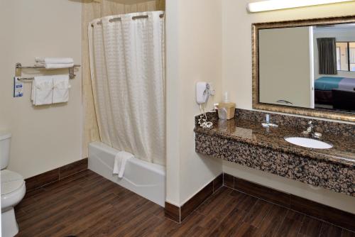 Rodeway Inn & Suites - image 3