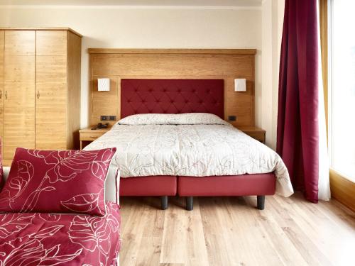 Large Double or Twin Room with Mountain View
