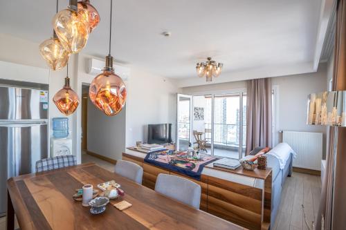 Stylish 2 Bedroom Apt with amazing view Pool/Wifi