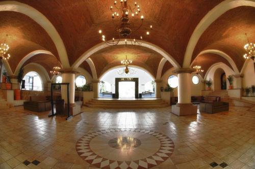 Hotel Gran Plaza & Convention Center - image 2