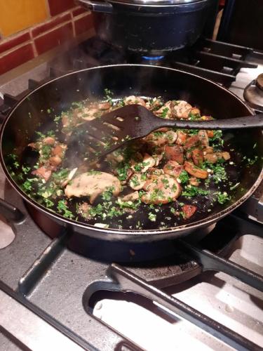 ห้องอาหาร, DOMAINE DE LABROUSSE, Maison d'hôtes en Périgord (DOMAINE DE LABROUSSE, Maison d'hotes en Perigord) in บร็องตูม