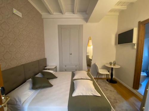 Rhona's Rooms B&B - image 8