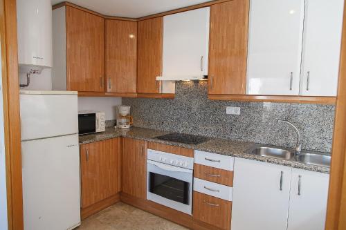 UHC Ventura Park Apartments - image 9