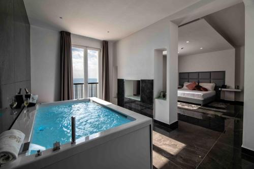 Suite with Spa Bath