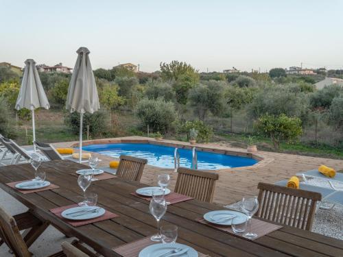 Montes Albi Villa - Your Familly Destination - Tap to explore photos