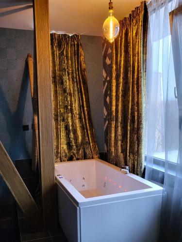 Superior Room with Hot Tub - Free Spa Access  image 3
