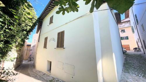  huge town house in Spoleto storico - car unnecessary - wifi - sleeps 10 in Spoleto