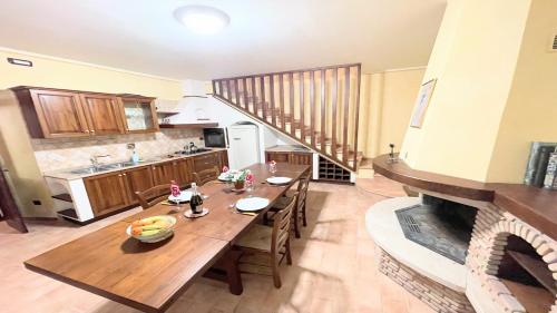 huge town house in Spoleto storico - car unnecessary - wifi - sleeps 10 in Spoleto