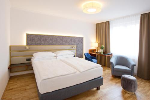 Classic Double Room image 6