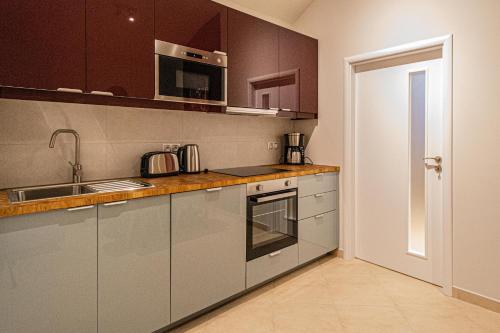 Modern and Spacious Apartments in City Center, Прага (фото 8)