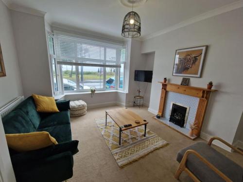 Lovely Seafront Apartment with Garden